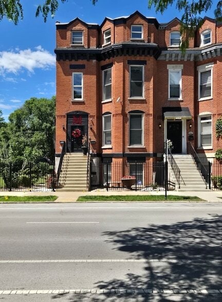 Building Photo - 4020 S Drexel Blvd