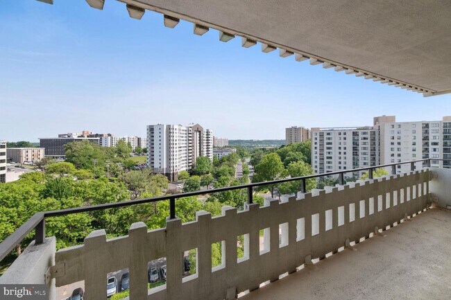 Foto del edificio - 6301 Stevenson Ave