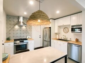 Building Photo - 1402 E Roger Rd