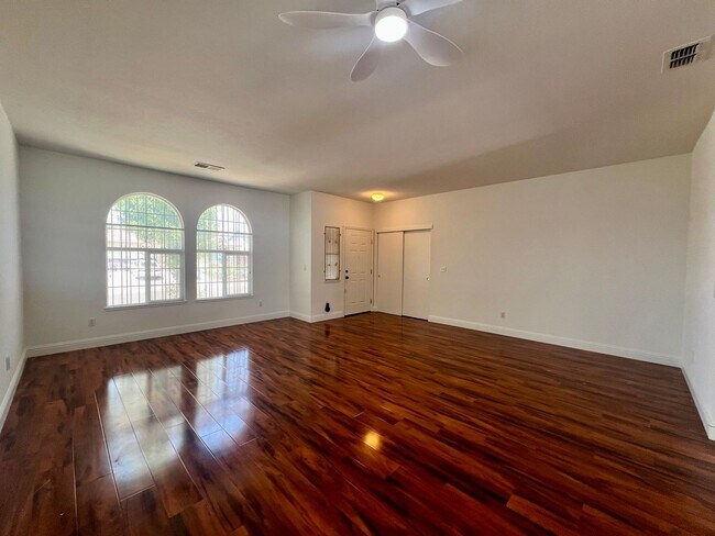 Foto del edificio - Spacious and Sparkling with New Paint 3 be...