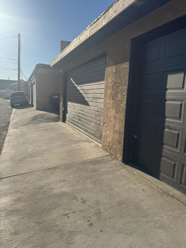 Foto del edificio - 2433 E Garvey Ave N