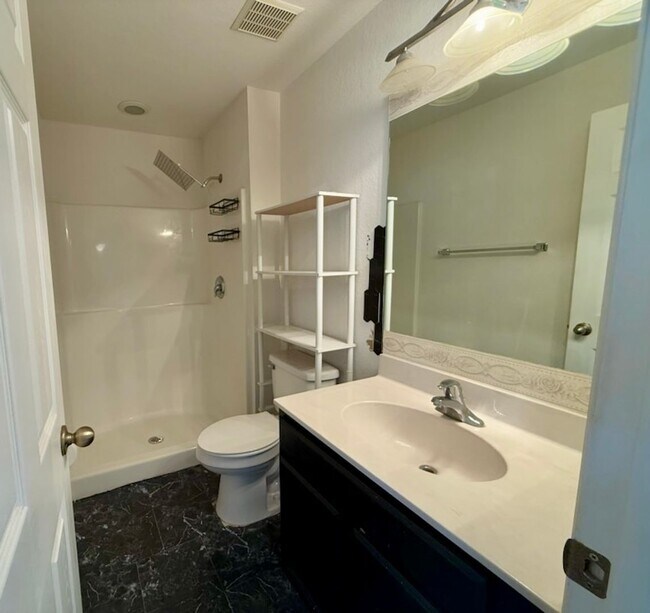 Building Photo - Spacious 3-Bedroom Townhouse with Den and ...