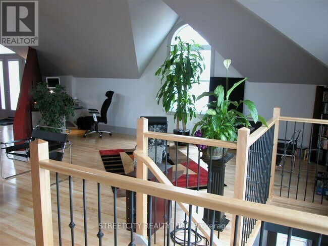 Photo du bâtiment - 339-339 Horton St E