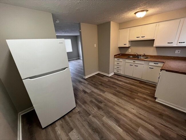 Building Photo - 4669 Hilton Ave