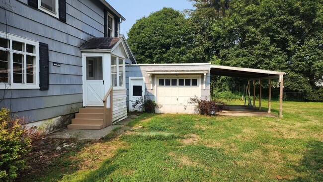 Foto del edificio - Single Family Three Bedroom Home in Salama...