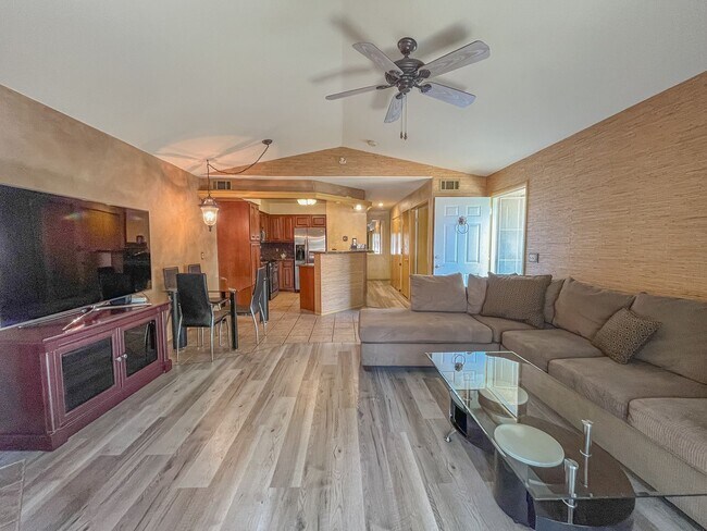 Foto del edificio - Stunning 2-Bedroom Condo in Gated Communit...