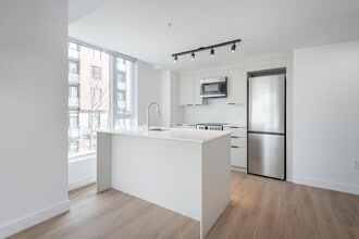 Building Photo - 2198 Boul. de Maisonneuve E