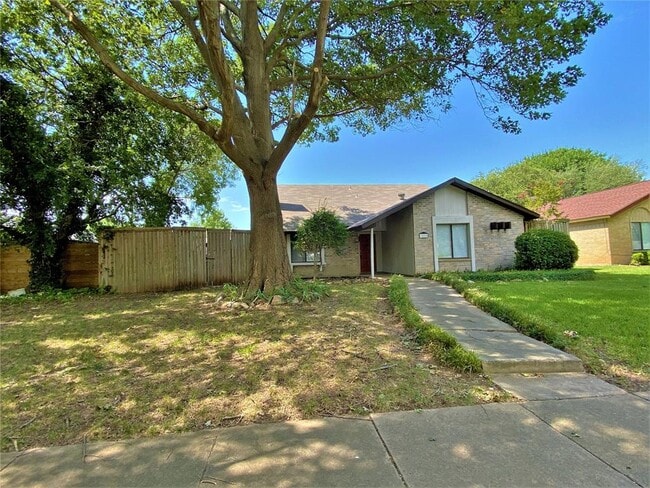 Building Photo - 3020 Queens Way