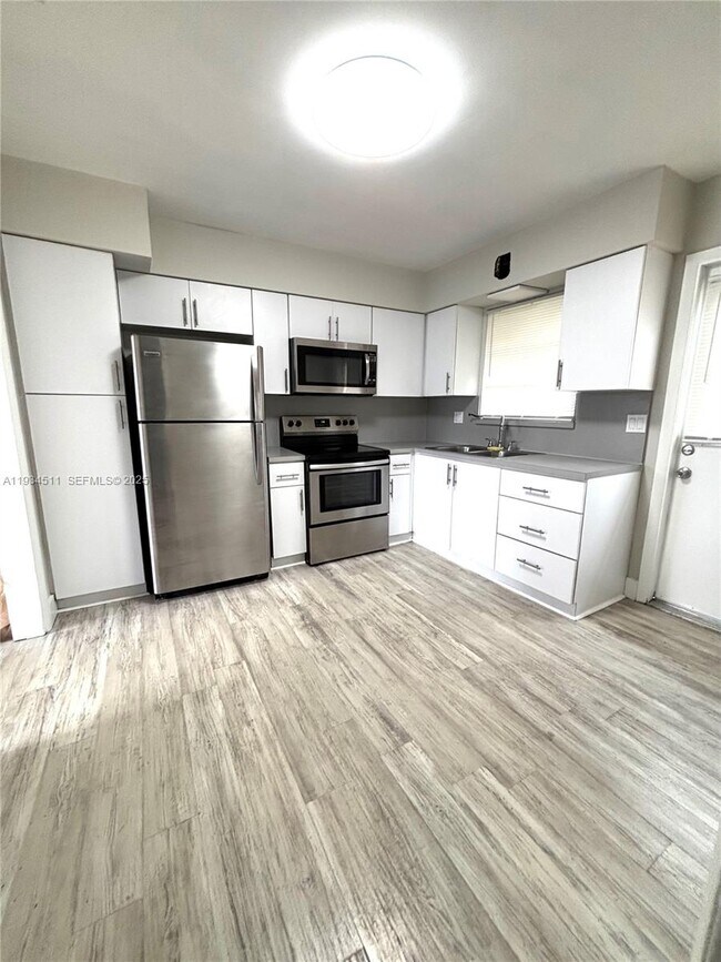 Building Photo - 301 SW 10th Terrace