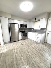 Building Photo - 301 SW 10th Terrace