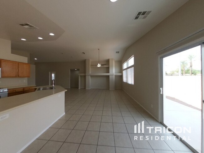 Building Photo - 2132 Meadow Green Ave