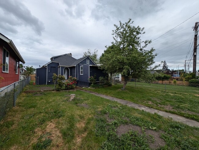 Building Photo - Large Bremerton Original for Rent! Over 23...
