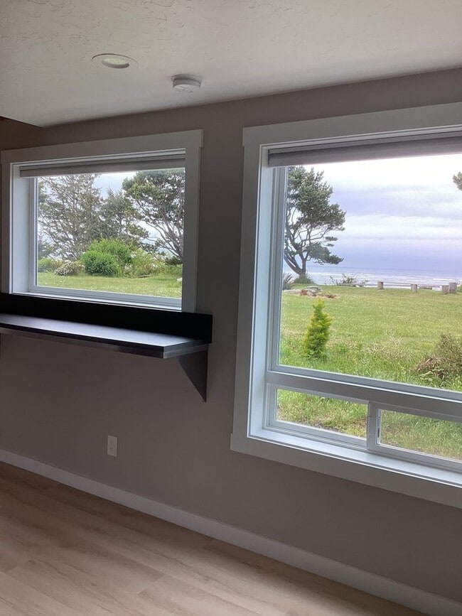 Building Photo - 816 SW Pacific Coast Hwy