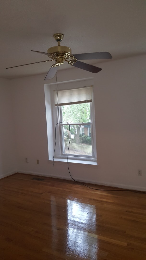 Building Photo - Virginia Beach- 3 Bed / 1.5 Bath end unit townhouse in Green Run