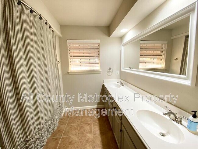 Foto del edificio - 823 Saint Paul Ct