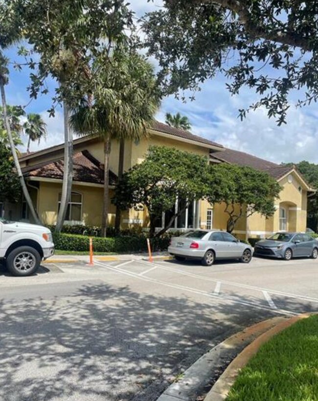 Foto del edificio - 460 S Park Rd