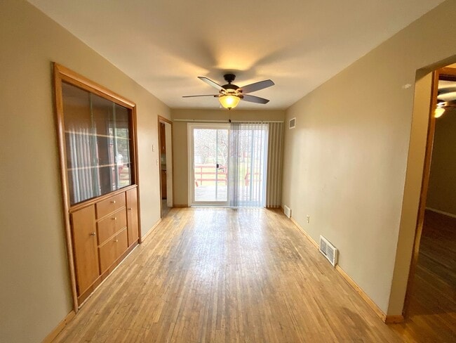 Building Photo - 4 Bed 2 Bath Near Concordia!