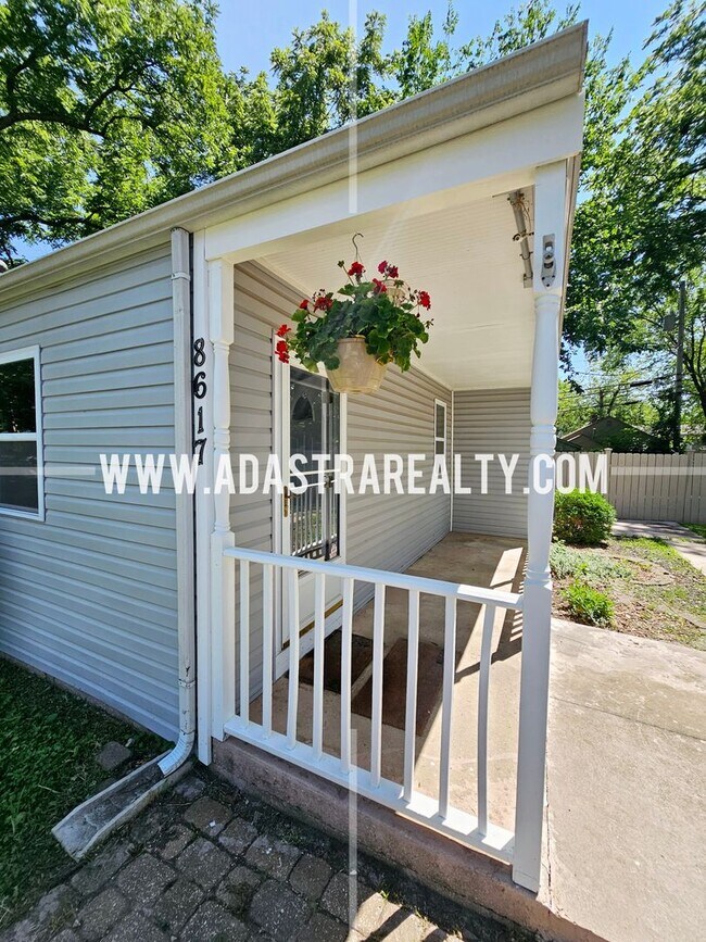 Building Photo - Spacious North Overland Park Bungalow-Available in FEBRUARY!!