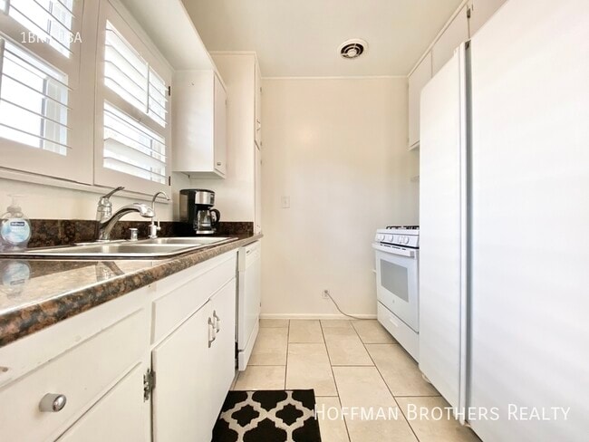 Building Photo - 808 N Doheny Dr West Hollywood, CA 90069
