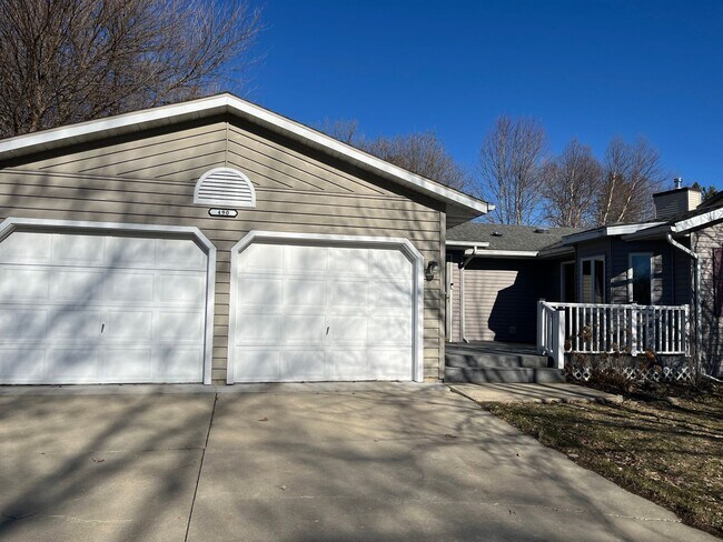 Building Photo - Beautiful 4 Bedroom, 3 Bathroom Home in Desirable Country Club Manor