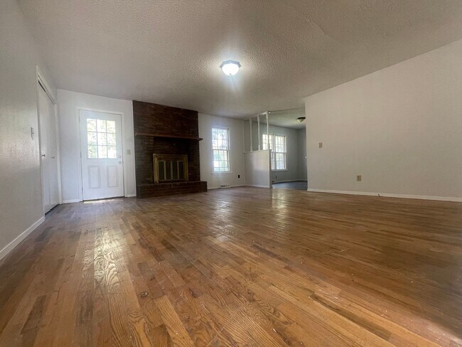 Foto del edificio - Beautiful 3 bedroom 2 full bath 2 car gara...