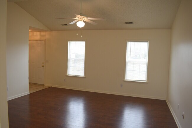 Foto del edificio - 2500 Hawes Ct