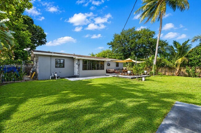 Foto del edificio - 300 NW 28th St