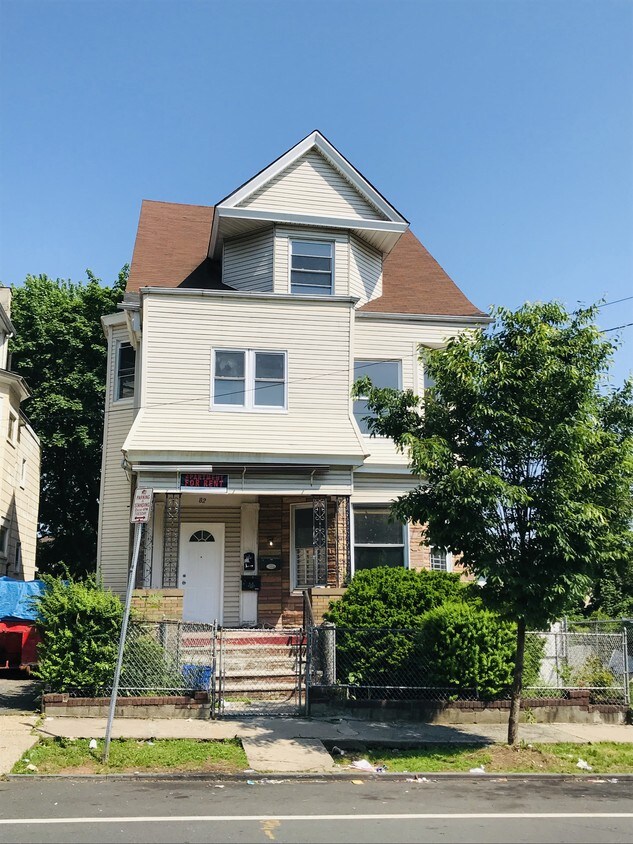 Primary Photo - 82 Seymour Ave