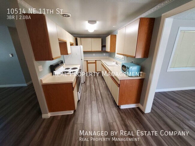 Building Photo - Ranch Style Home with Fenced Yard, Close t...
