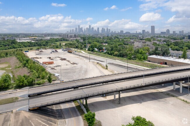 One of the main attractions of Cottage Grove is its proximity to downtown Houston and other popular areas of the city, such as the Heights and Washing