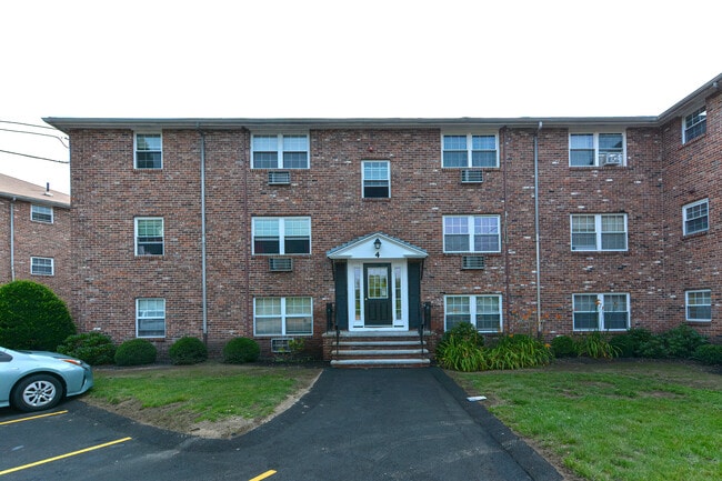 Building Photo - 4 Colonial Village Dr