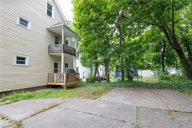 Building Photo - 889 Whittier Ave