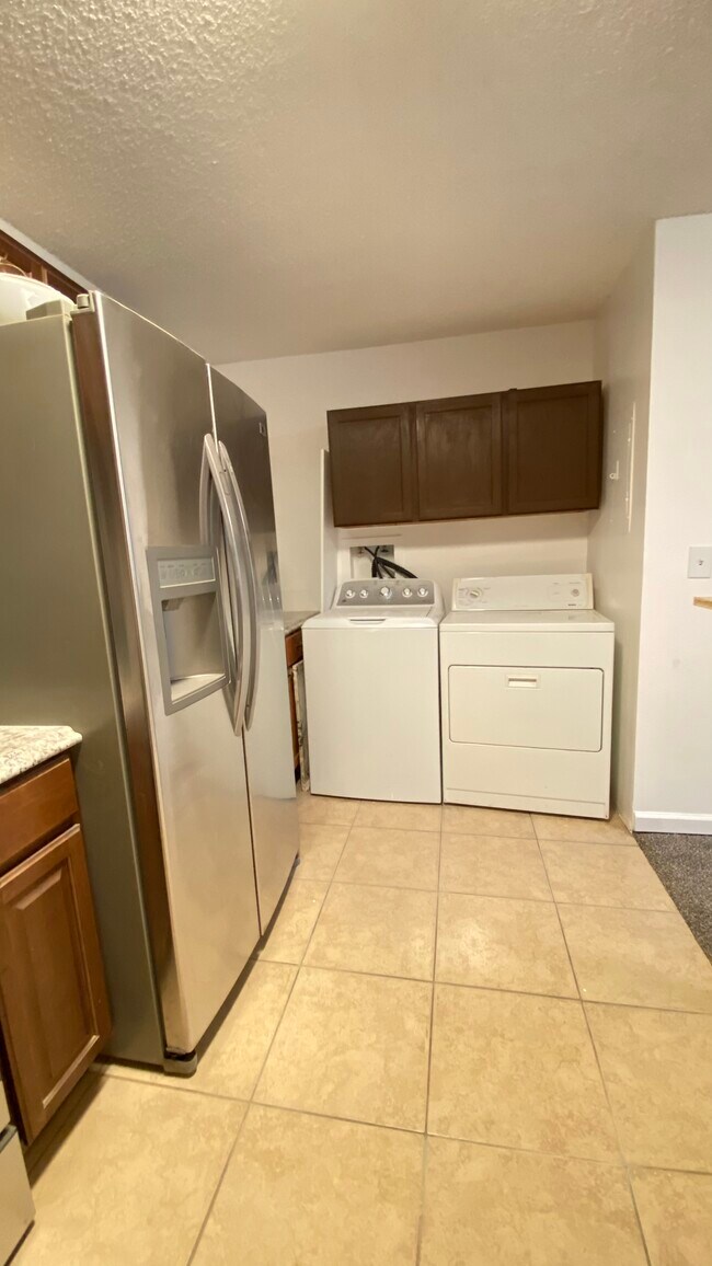 Washer dryer - 3240 Iris Ave