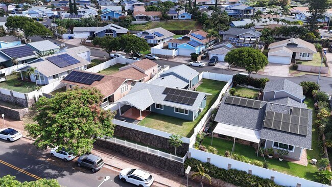 Building Photo - Beautifully Renovated 3Bed 2 Bath Home