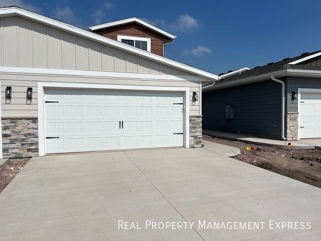Building Photo - Beautiful 3 Bedroom 2.5 Bathroom Townhome