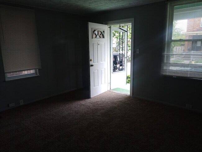 Building Photo - 32 Kessler Pl