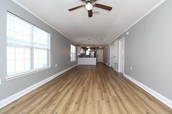 Building Photo - Charming Updated 2-Bedroom, 2-Bathroom Hom...