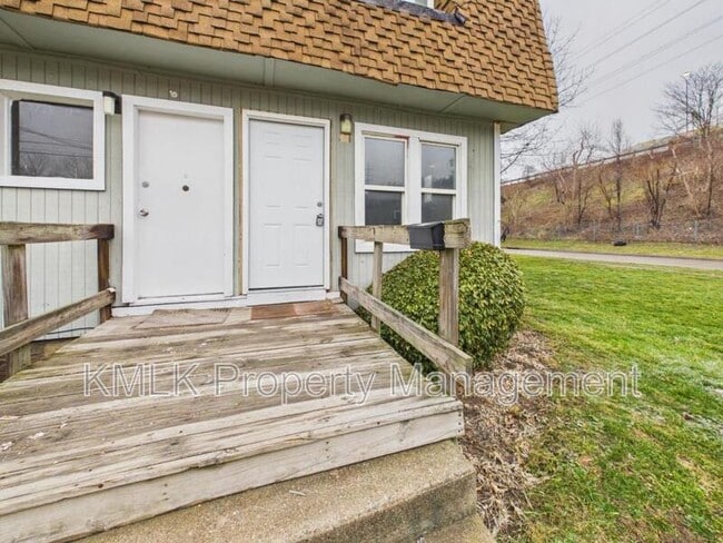 Building Photo - 543 Gage St