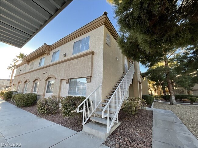 Building Photo - 3400 Cabana Dr