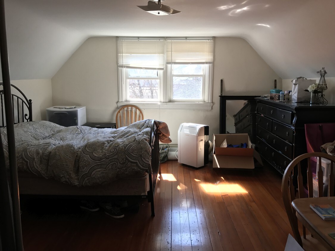 Primary Photo - 212 Waterman St
