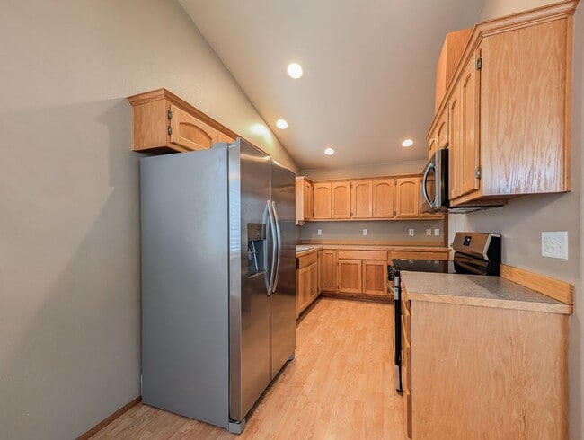 Building Photo - Move in ready 3 Bed 2 bath rambler w/ 2 car garage & fenced backyard!