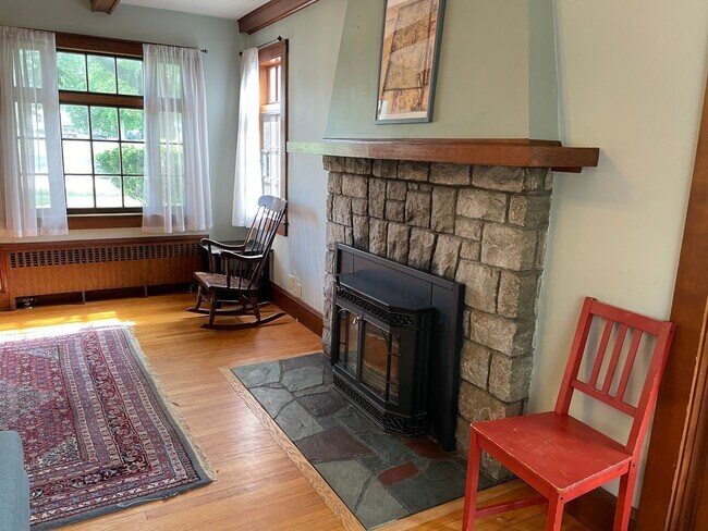 Foto del edificio - Lovely Tudor Home with convenient in town location