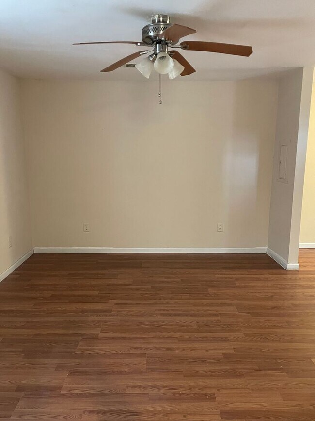 Foto del edificio - Available Now! Unique Detached 1 Bedroom C...