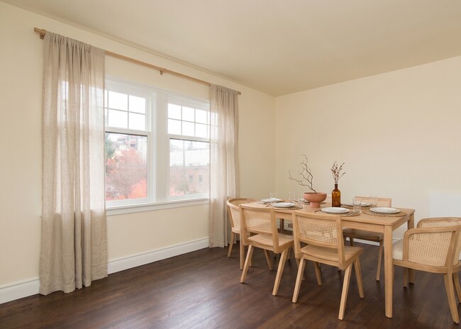 Foto del edificio - Chic Top-Floor 2BD/1BA Lower Queen Anne Seattle Apartment for Rent | Rooftop Space Needle Views, ...