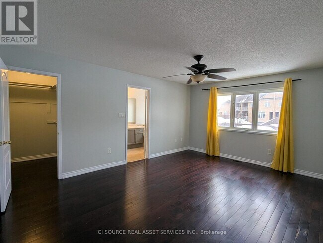 Photo du bâtiment - 77 Rainbow Valley Crescent