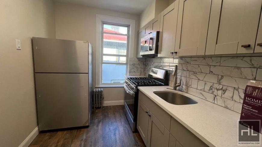 Foto principal - 4 bedroom in BROOKLYN NY 11218