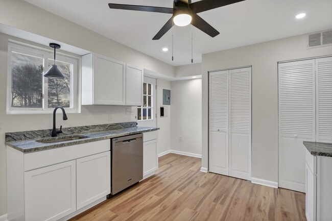 Foto del edificio - 5983A Glenway Dr