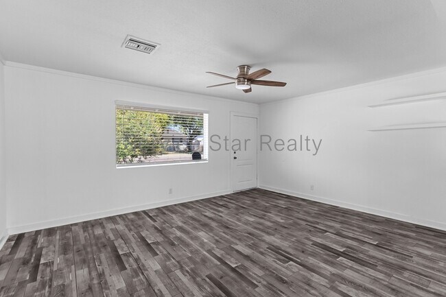 Building Photo - 6719 E Latham St