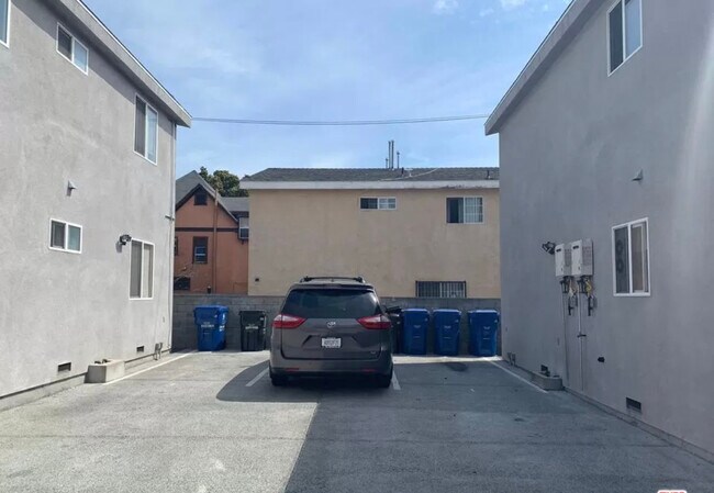 Building Photo - 223 E 30th St