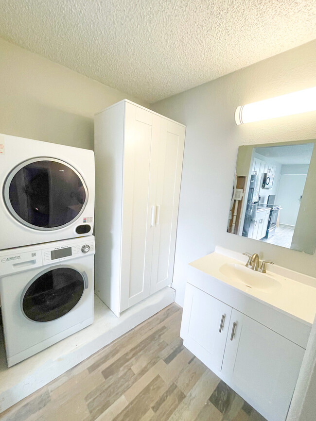 Full Washer and Dryer - Kiptopeke Studios